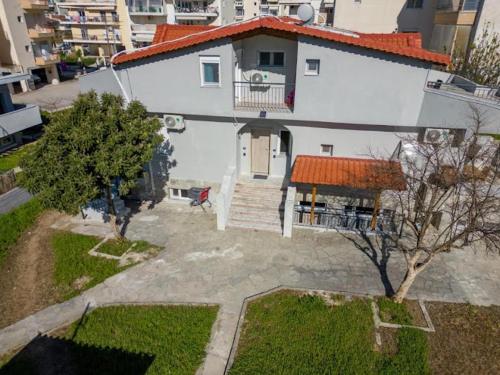 an aerial view of a white house with a yard at F&R Villa Studio 3 in Perea