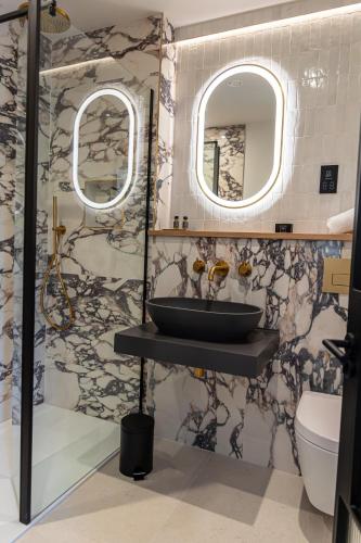 a bathroom with a sink and a mirror at Ty Glyn Hotel in Ciliau-Aeron