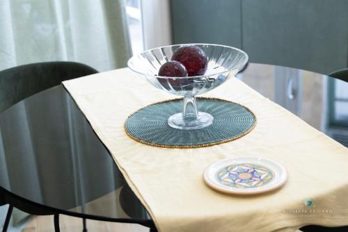 una ciotola di vetro con due ciliegie dentro su un tavolo di ESSE Homes Sant Elia a Santa Flavia