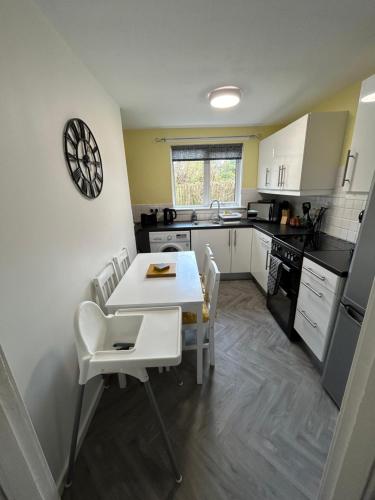 Köök või kööginurk majutusasutuses Cosy Flat Close to City Centre Ideal for Families