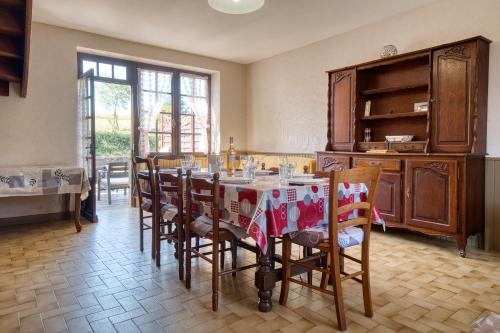 une salle à manger avec une table et quelques chaises dans l'établissement La Coccinelle - Perigord Noir, à Saint-Geniès