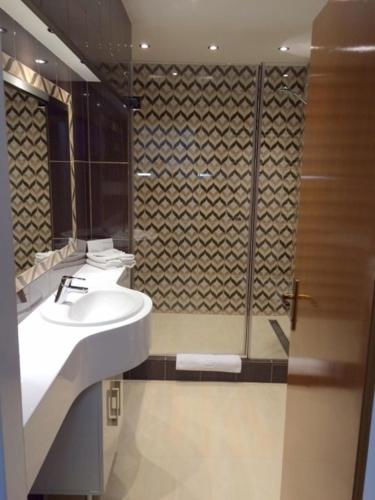 a bathroom with a sink and a shower at CEU Konferencia Központ in Budapest