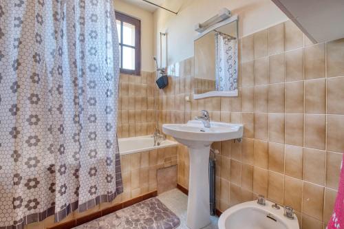 une salle de bain avec un lavabo, des toilettes et une douche dans l'établissement La Coccinelle - Perigord Noir, à Saint-Geniès