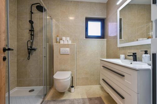 Bilik mandi di Forest house AVA