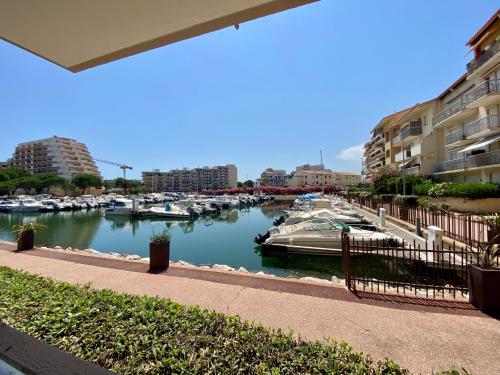 a marina with boats in the water next to buildings at Magnifique T2 au calme avec une superbe vue sur le port in Canet-en-Roussillon