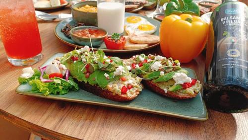 une table avec une assiette de nourriture avec des sandwichs dessus dans l'établissement Jungle by sturmfrei Palolem, à Palolem
