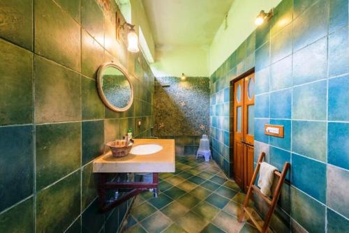 a bathroom with a sink and a mirror at Mahua Vann Pench in Khawāsa