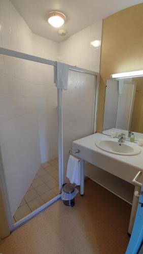 une salle de bain avec un lavabo et un miroir dans l'établissement Ternelia Village vacances Sainte Montaine, à Sainte-Montaine