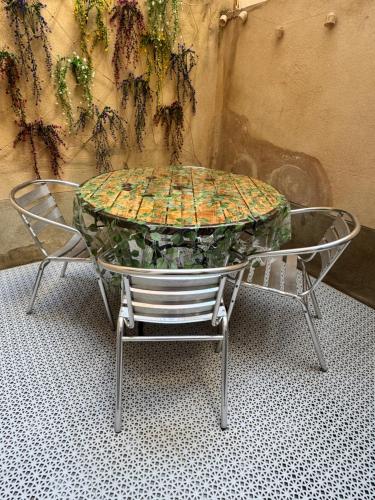 une table et deux chaises avec une table dans l'établissement La loge d'Avignon, à Avignon