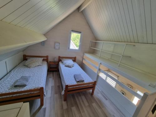 Katil atau katil-katil dalam bilik di Les Chalets de SAUMUR, Piscine & Parc boisé, 100m du CadreNoir