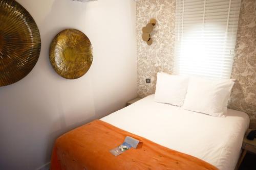 a bedroom with a bed and a mirror on the wall at Le Domaine Du Colombier in Malataverne