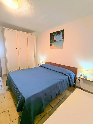 a bedroom with a blue bed in a room at Il Ligustro in Casal Sottano