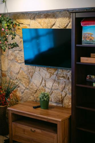 TV a/nebo společenská místnost v ubytování First in the sea with amazing view house
