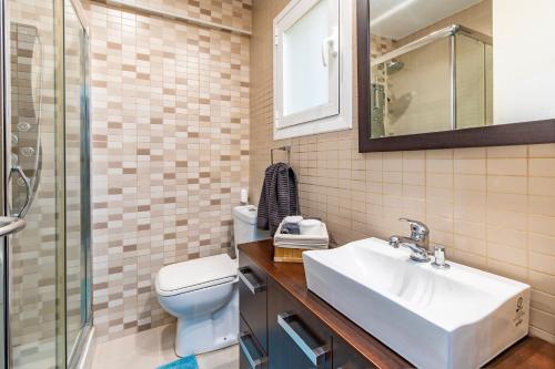 a bathroom with a sink and a toilet at Apartamento Los Angeles by Mallorca Infinity in Paguera