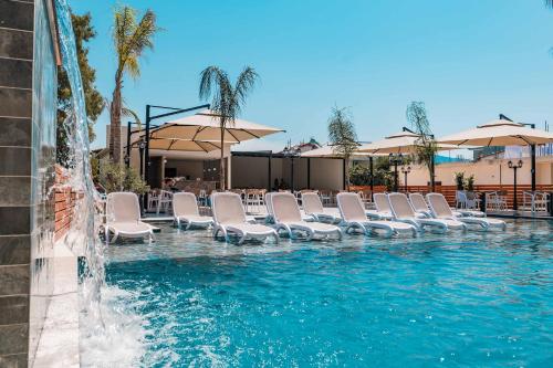 Bazén v ubytování Ksamil Central Park Hotel nebo v jeho okolí