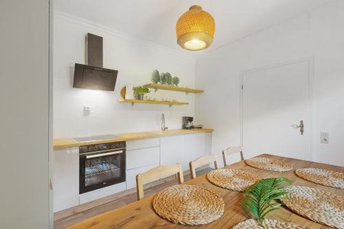 a dining room with a table with chairs and a kitchen at db staycation ferienpark in Niedenstein