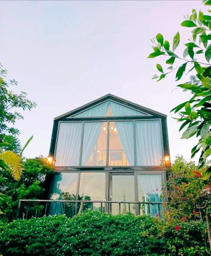 a glass house with a window in the middle at อุ่นฟ้าอิงดาว Nordic 2 in Ban Nong Chaeng