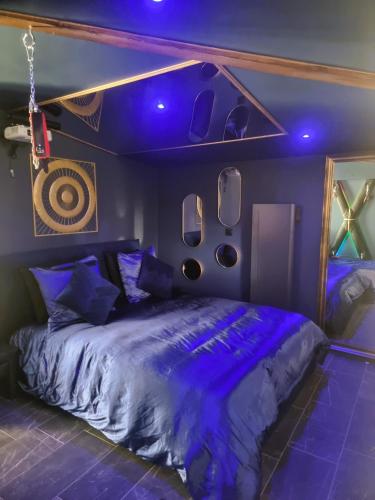love room tesisinde bir odada yatak veya yataklar