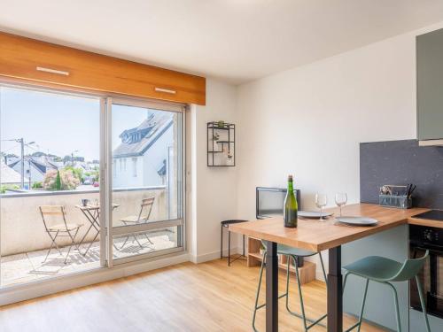 Il dispose d'un balcon et d'une cuisine avec une table et des chaises. dans l'établissement Charmant studio rénové à Carnac, proche plage - FR-1-477-263, à Carnac