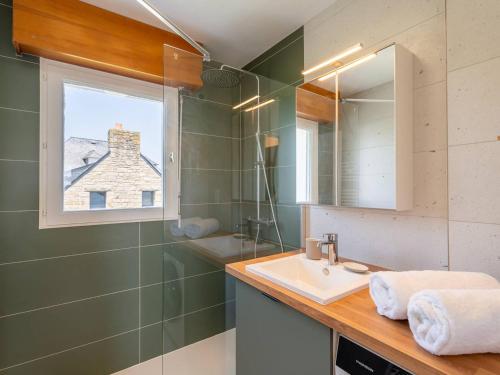 une salle de bain avec un lavabo et un miroir dans l'établissement Charmant studio rénové à Carnac, proche plage - FR-1-477-263, à Carnac