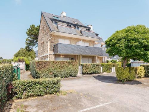 une grande maison avec des buissons devant elle dans l'établissement Charmant studio rénové à Carnac, proche plage - FR-1-477-263, à Carnac
