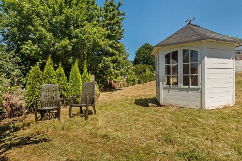 two chairs and a small shed in a yard at db staycation ferienpark in Niedenstein
