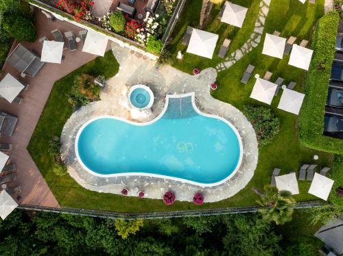 una vista dall'alto di una piscina in un cortile di Hotel Starkenberg a Scena