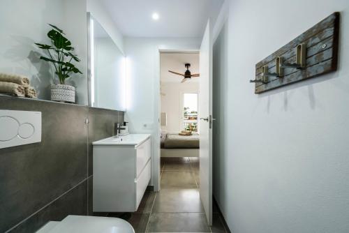 Koupelna v ubytování "Sun up" by Corralejobeach Apartments