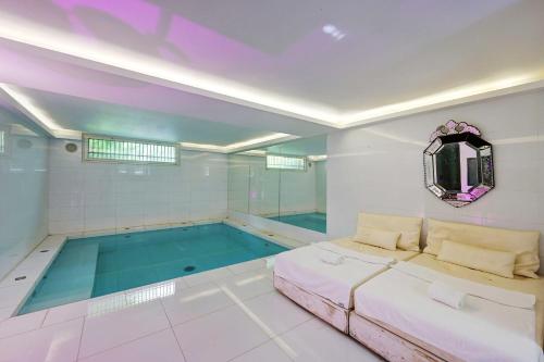 - une piscine avec un lit en face dans l'établissement Mansion with swimming pool - 5BD 10P - Neuilly, à Neuilly-sur-Seine