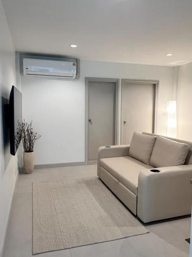 Χώρος καθιστικού στο 2 Bed & 2 Bath Suite, 2nd floor
