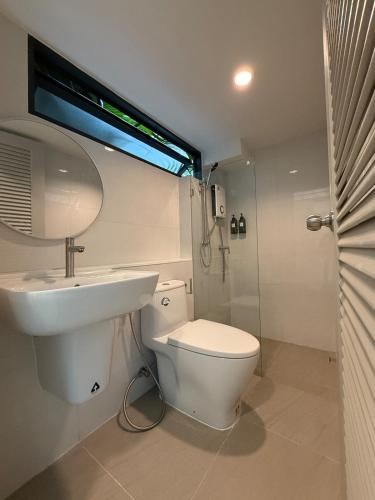 Ένα μπάνιο στο 2 Bed & 2 Bath Suite, 2nd floor