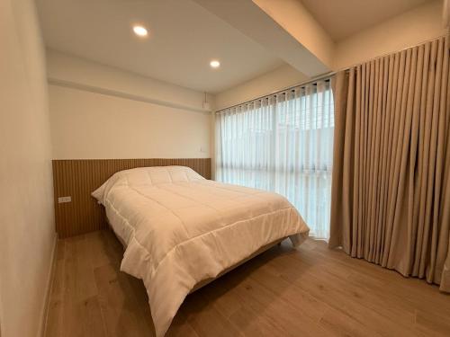 Ένα ή περισσότερα κρεβάτια σε δωμάτιο στο 2 Bed & 2 Bath Suite, 2nd floor