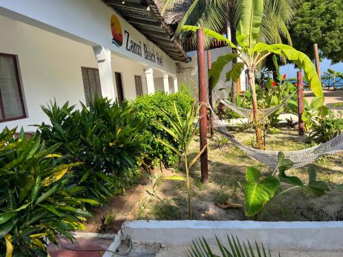 Taman di luar Zanzi beach hotel