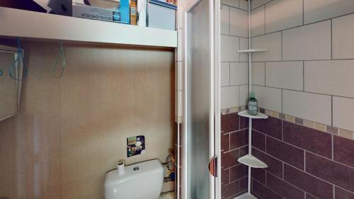 ein kleines Badezimmer mit Toilette und Dusche in der Unterkunft Escapade Familiale en Montagne in Métabief