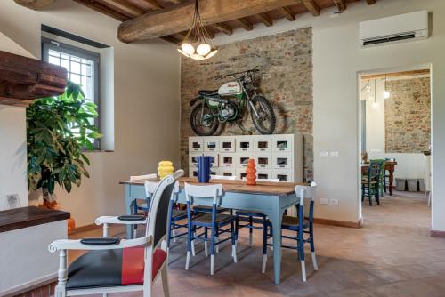 Un comedor con una mesa y sillas azules. en Fattoria Mantellassi, en Quarrata
