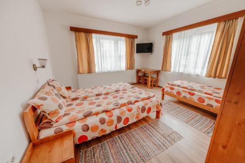 Ένα ή περισσότερα κρεβάτια σε δωμάτιο στο Pensiunea Patakparti 3