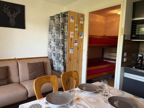 une table à manger avec deux chaises et un canapé et une table et des chaises suggèrent dans l'établissement Chaleureux studio centre Samoëns, balcon, proche commodités et skibus - FR-1-624-83, à Samoëns