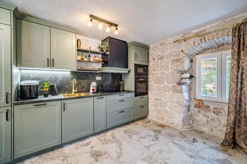 Cucina o angolo cottura di Luxury Villa Unikat with Seaview & Jacuzzi