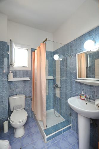 ein Badezimmer mit Toilette, Waschbecken und Dusche in der Unterkunft Liofoto in Skopelos