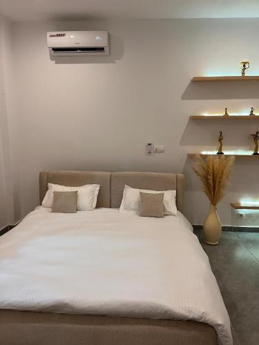Postel nebo postele na pokoji v ubytování Top Spot Cocody - Terasse et Minibar privée - Déco Unique