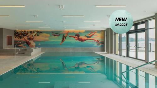 ein Schwimmbad mit einem Schild mit der Aufschrift „Neu in in der Unterkunft Monumenti Heritage Hotel&Resort in Pula