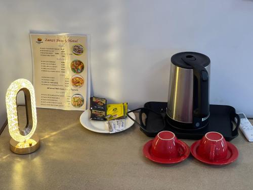 Kemudahan buat kopi dan teh di Zanzi beach hotel