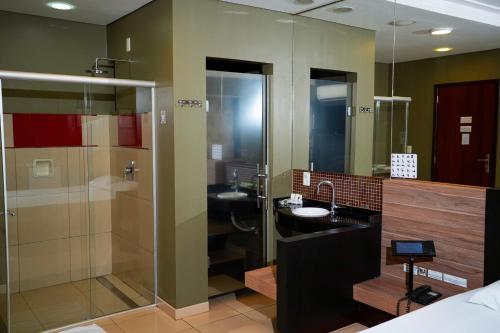 Bilik mandi di Tantra Motel