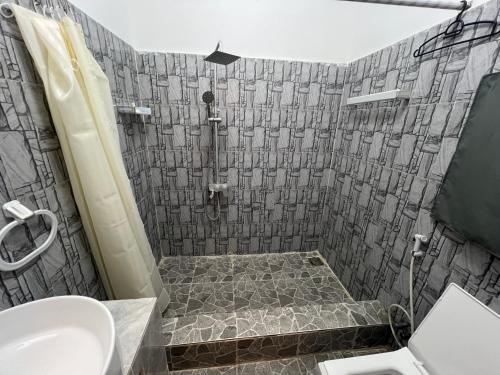 Bilik mandi di Zanzi beach hotel