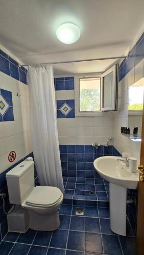 Ένα μπάνιο στο Bungalow White Apartments