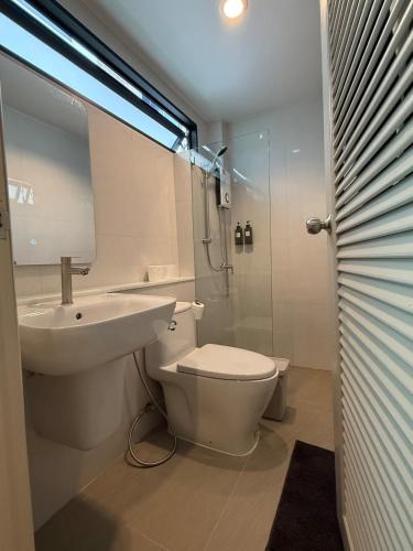 Bilik mandi di 2 Bed & 2 Bath Suite, 4th floor