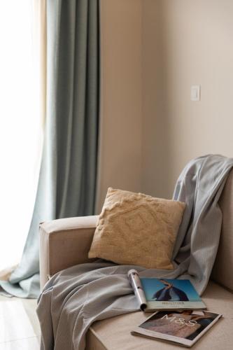 Stylish 2BR Central with Balcony & Work Space