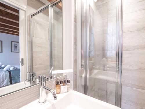 Kúpeľňa v ubytovaní Superbe chalet 4 étoiles avec sauna et garage proche des pistes - FR-1-343-184