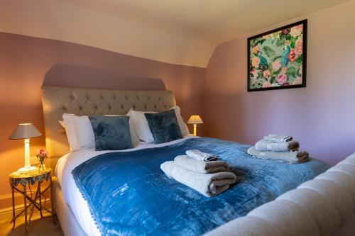a bedroom with a bed with towels on it at Gate Lodge - Sleeps 4 - Near Belvoir Castle in Knipton