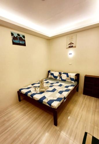 a bedroom with a bed in a room at Malunggay's Inn in Panglao Island